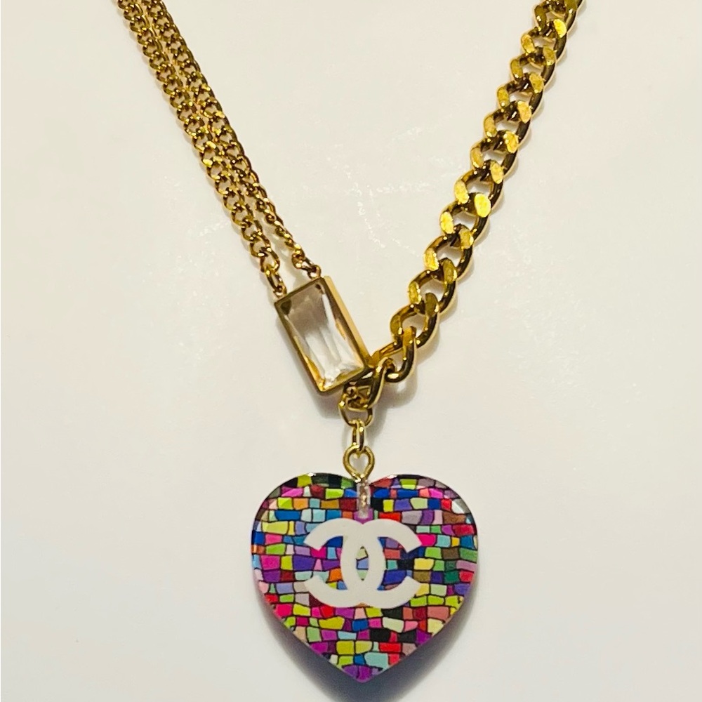 Elegant Gold Necklace with Multicolor Heart Pendant